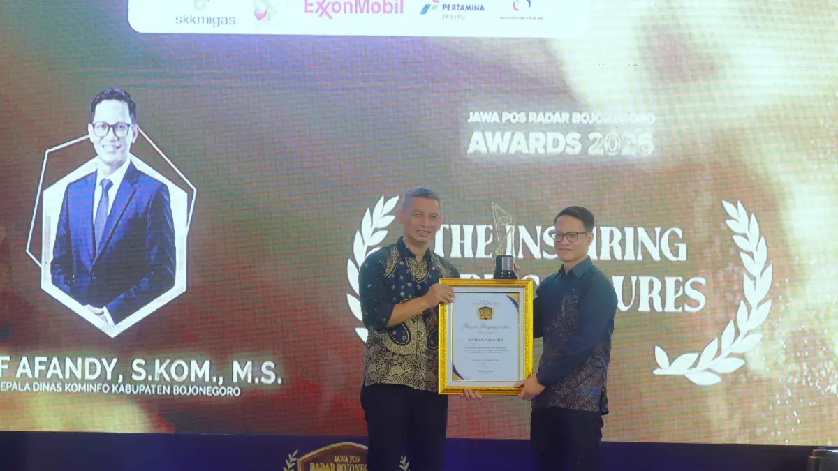 INSPIRATIF: Arif Afandy, S.Kom., M.S. menerima penghargaan dalam ajang Radar Bojonegoro Award 2026