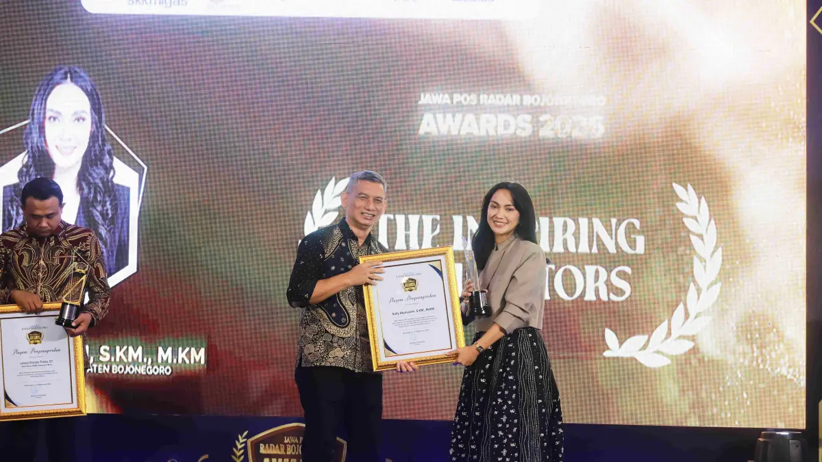 INSPIRATIF: Sally Atyasasmi, S.KM., M.KM., menerima penghargaan dalam ajang Radar Bojonegoro Award 2026 pada kategori The Inspiring Legislators.