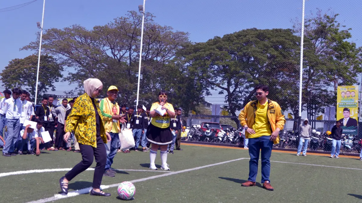 KICK OFF: Anggota DPR RI Adela Kanasya Adies melakukan tendangan pertama sabagai penanda dimulainya turnamen Bahlil Mini Soccer Zona 7 Surabaya. (ANDY SATRIA/RADAR SURABAYA)
