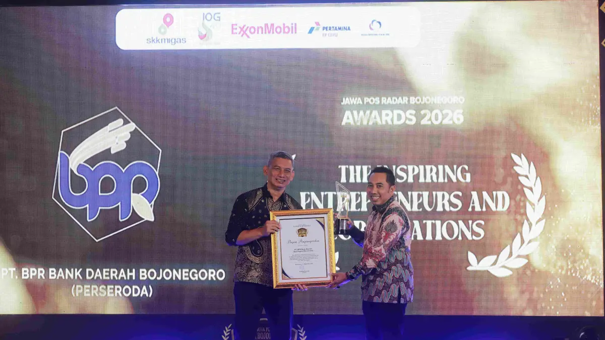 INSPIRATIF: Direktur bank BPR bojonegoro menerima penghargaan The inspiring entrepreneur and corporation