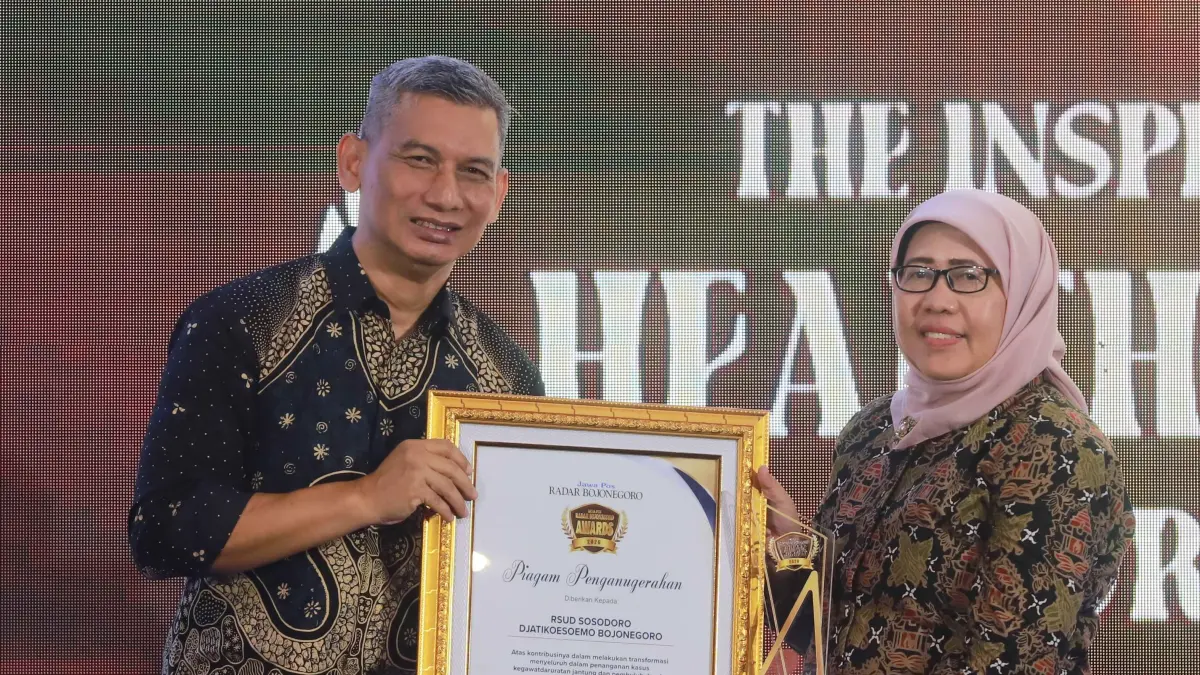 INSPIRATIF: Direktur RSUD Dr. R. Sosodoro Djatikoesoemo, dr. ani Pujiningrum, M.Kes berfoto bersama Hj. Nurul Azizah dan Cantika Wahono beserta penerima Radar Bojonegoro Award 2026.