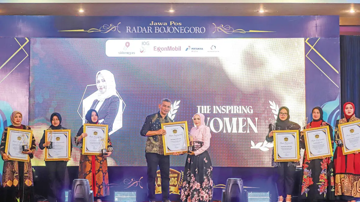 INSPIRATIF: Pipit Anggraini, S.E. mendapat anugerah Radar Bojonegoro Awards 2026 kategori The Inspiring Women