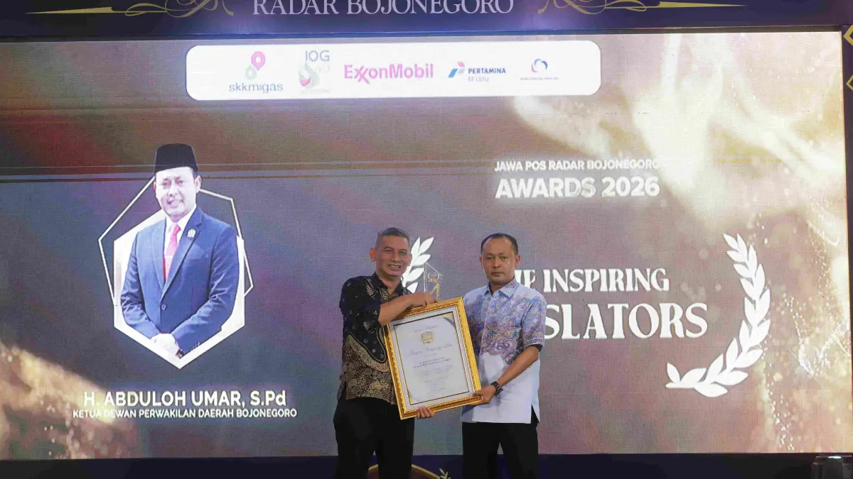 MEMBANGGAKAN: Ketua DPRD H. Abduloh Umar, S.Pd. Menerima penghargaan sebagai inspiring legislator dalam ajang radar bojonegoro aware 2026