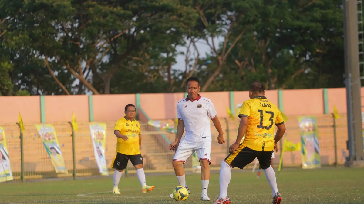 MENGGIRING BOLA: Bupati Bojonegoro menggiring bola saat pertandingan persahabatan dengan Partai Golkar di Stadion Letjend Soedirman 15 Septeber lalu. (DOKUMEN RADAR BOJONEGORO)