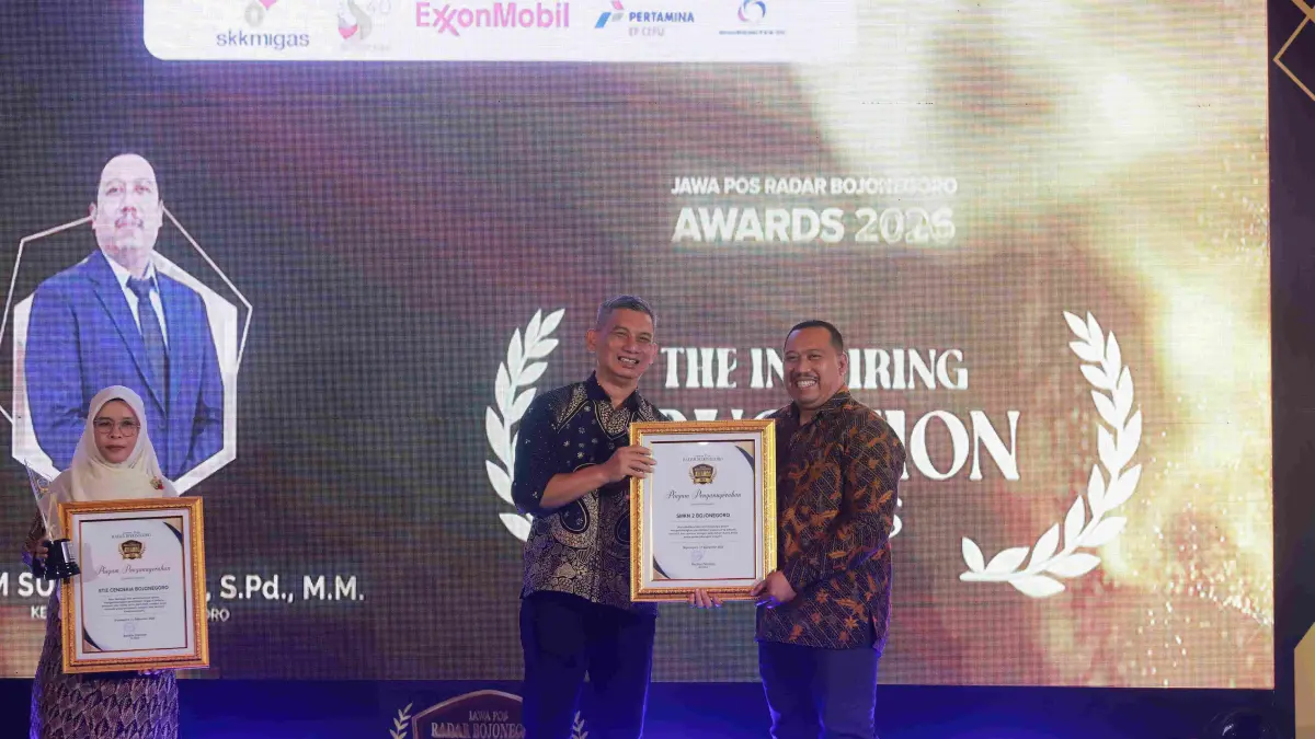 PRESTASI: kepala sekolah SMKN 2 Bojonegoro Alim Suwantono menerima penghargaan the inspiring education figure dalam ajang radar bojonegoro award 2026