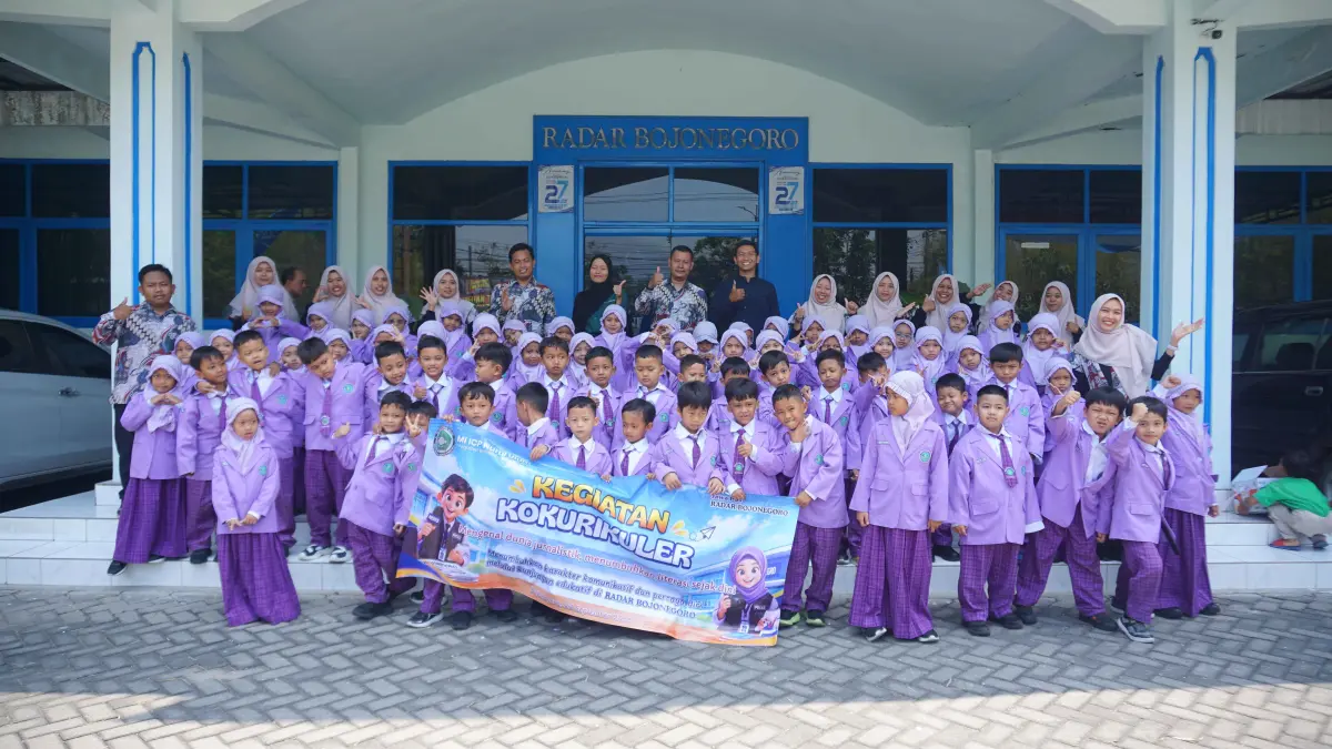 SALAM LITERASI: MI ICP Nurul Ulum kunjungan redaksi ke kantor Jawa Pos Radar Bojonegoro untuk mengedukasi jurnalistik. (ANDIKA FERIAWAN/RADAR BOJONEGORO)