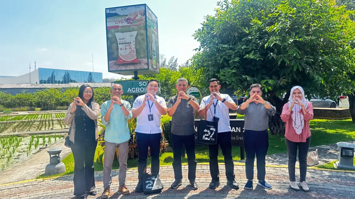 SOLUSI PETANI: Direksi Radar Bojonegoro foto bersama dengan Assistant Vice President Media Corporate Communication Department PT Petrokimia Gresik dan jajarannya kemarin. (PETROKIMIA GRESIK FOR RADAR BOJONEGORO)