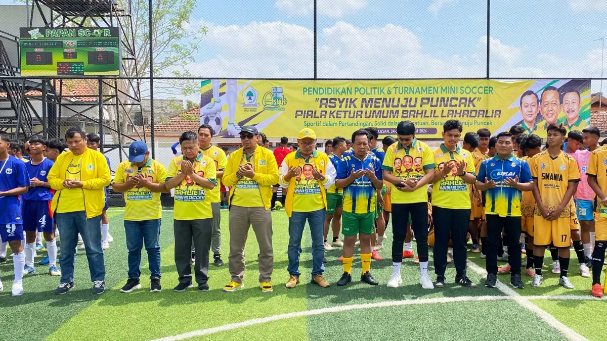 KOMPAK: Ketua Panitia Bahlil Mini Soccer Arif Fathoni (topi kuning), Direktur JPRM Abdul Aziz (empat dari kiri) beserta bersama pengurus DPD Partai Golkar Jatim dan pengurus DPD Partai Golkar se-Madura memanjatkan doa bersama para peserta. (FAHMI JALIL/RADAR MADURA)