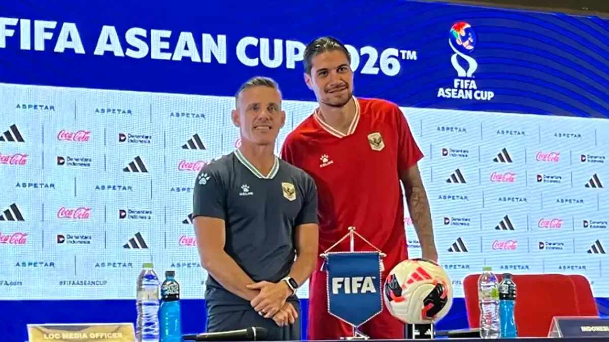John Herdman foto bersama Kevin Diks di konferensi pers Timnas Indonesia vs Singapura. (Andika Rachmansyah/JawaPos.com)
