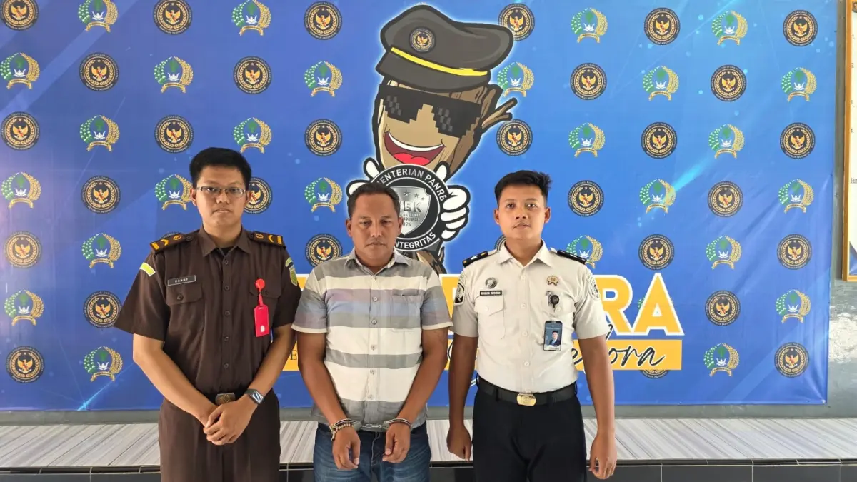 TERSANDUNG KASUS LAGI: Petugas Kejari Blora menahan Agus Palon atas dugaan kasus penghinaan SARA. (IST./RDR.BJN)