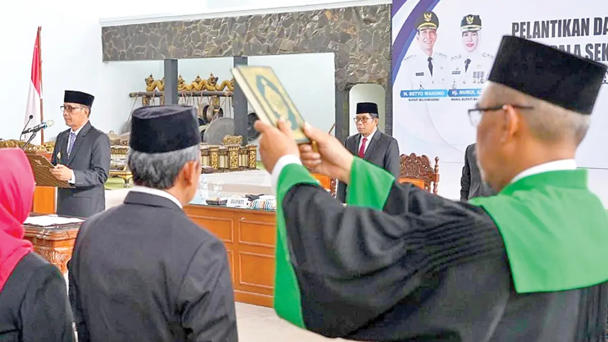 DILANTIK: Sejumlah guru dilantik menjadi kepala sekolah di Dinas Pendidikan Bojonegoro kemarin. (IRVAN)