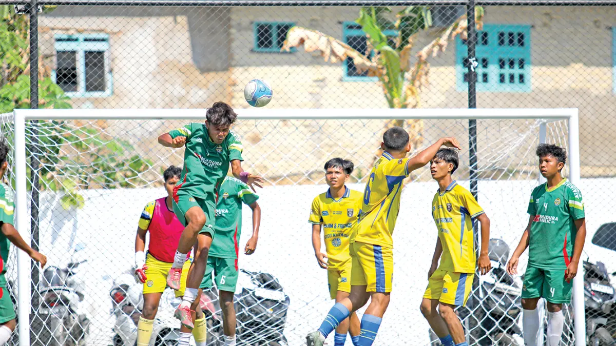 KETAT: Pemain MAN 2 Pamekasan (jersey hijau) menghalau bola atas saat mendapat serangan dari pemain-pemain SMAN 4 Pamekasan di Turnamen Bahlil Mini Soccer Asyik Menuju Puncak Zona 8 Madura di Puri Dewata Mini Soccer Pamekasan, kemarin. (FAHMI JALIL/RADAR MADURA)