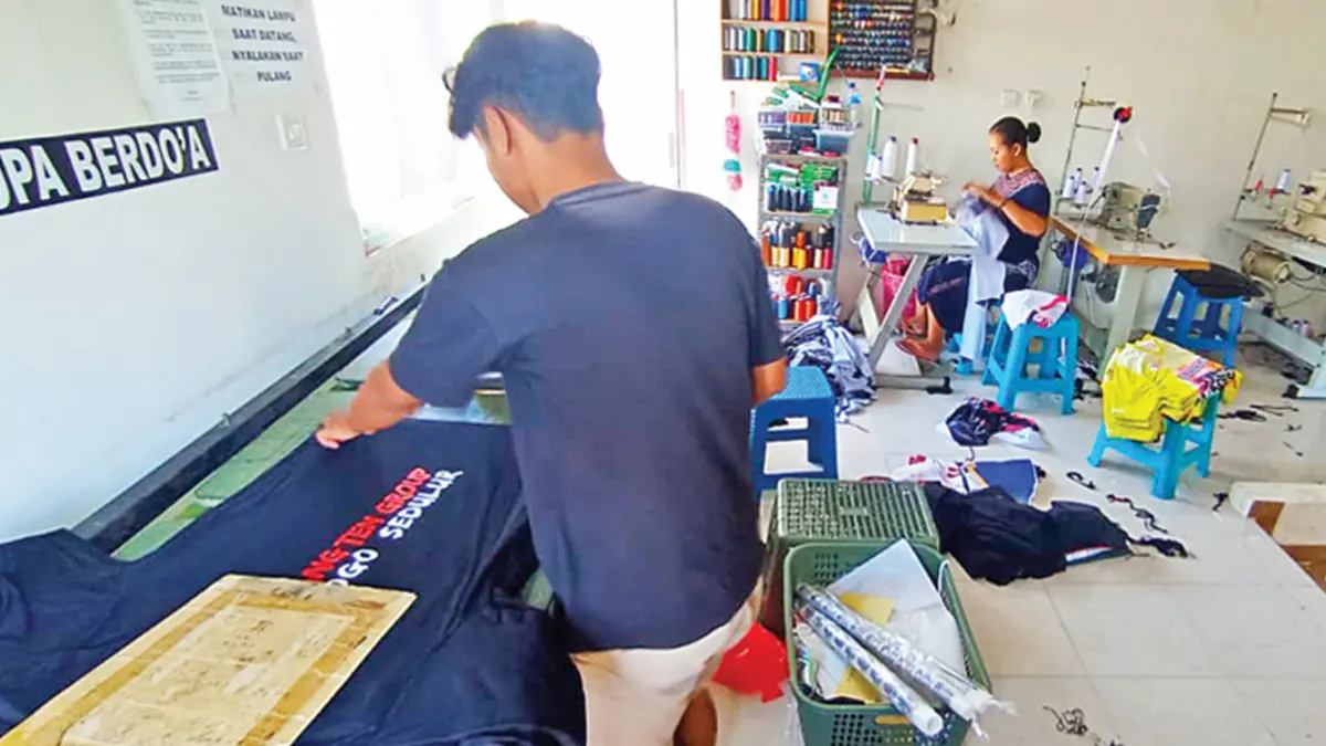 KONVEKSI: Pegawai konveksi sedang menyelesaikan orderan. Saat ini orderan konveksi tidak setinggi bulan lalu. (DEWI SAFITRI/RADAR BOJONEGORO)