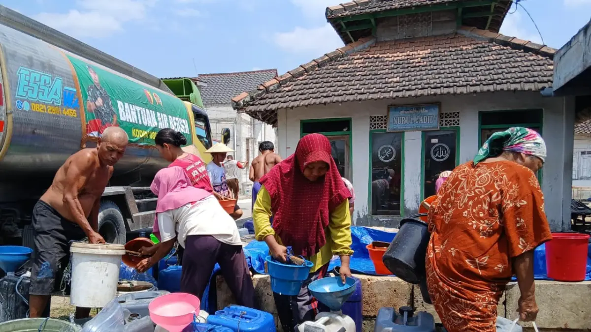 DROPING AIR: Droping air di permukiman yang mengalami kekeringan. Sebanyak 74 desa tersebar di 19 kecamatan, warganya kesulitan air. (YANA DWI KURNIYA WATI/RADAR BOJONEGORO)