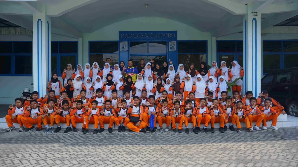 ANTUSIAS: Siswa SDN Kepatihan Bojonegoro berkunjung dan belajar jurnalistik di kantor Radar Bojonegoro, Jumat (25/9). (ANDHIKA/RADAR BOJONEGORO)