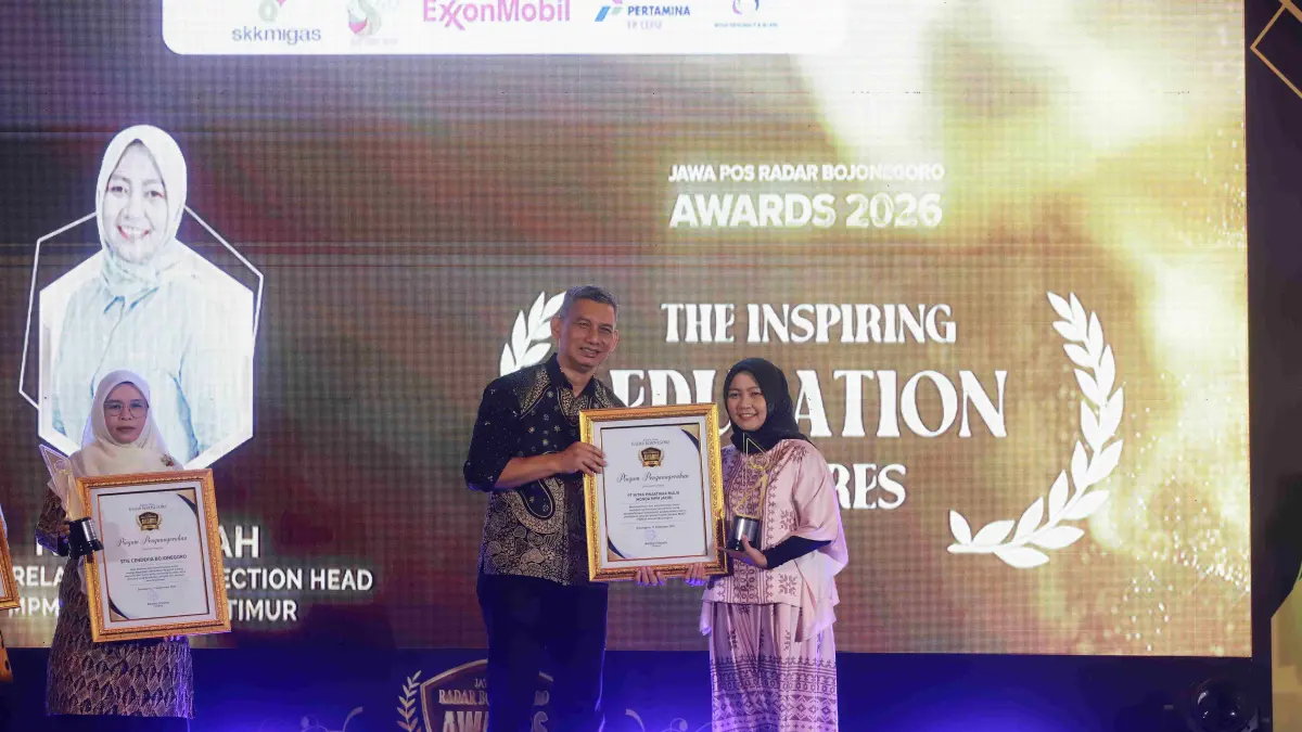 BANGGA: Nur Azizah, Media Relation & CSR Section Head MPM Honda Jawa Timur (tiga dari kanan), berfoto bersama peraih penghargaan The Inspiring Education Figures