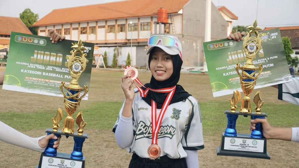 HARUMKAN BOJONEGORO: Intan Nadya Fuzy Pratiwi mengharukan Bojonegoro, setelah meraih juara 3 Kuala Lumpur 2026 Womens Baseball Championship. (ISTIMEWA/RADAR BOJONEGORO)