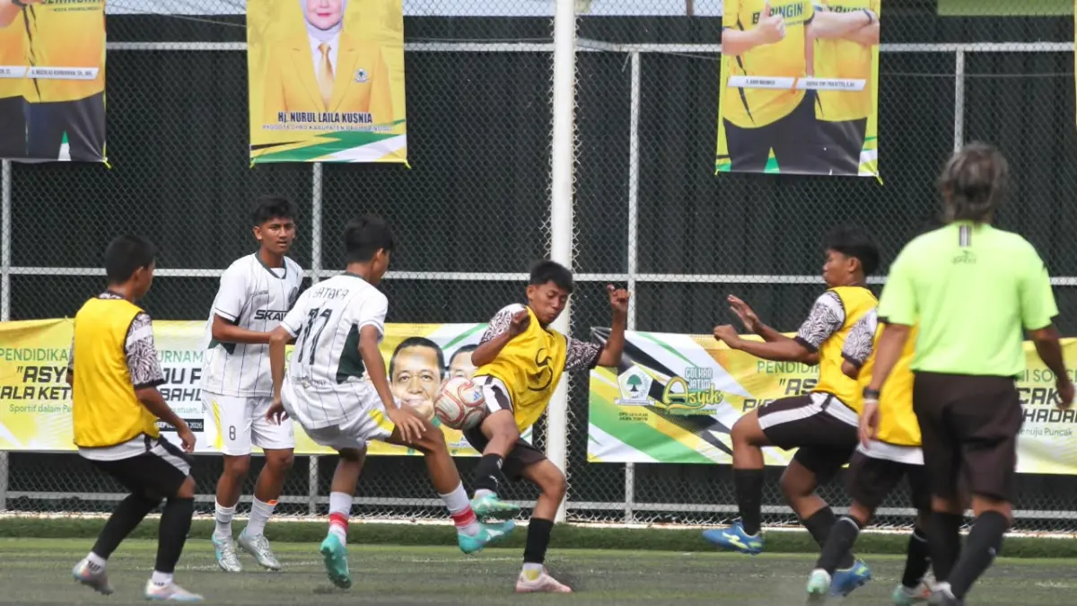 KETAT: Penggawa SMAN 4 Pasuruan (kostum putih) berebut bola dengan pemain SMKS Untung Suropati Pasuruan di babak 16 besar. (Mukhamad Zubaidilah/Radar Bromo)