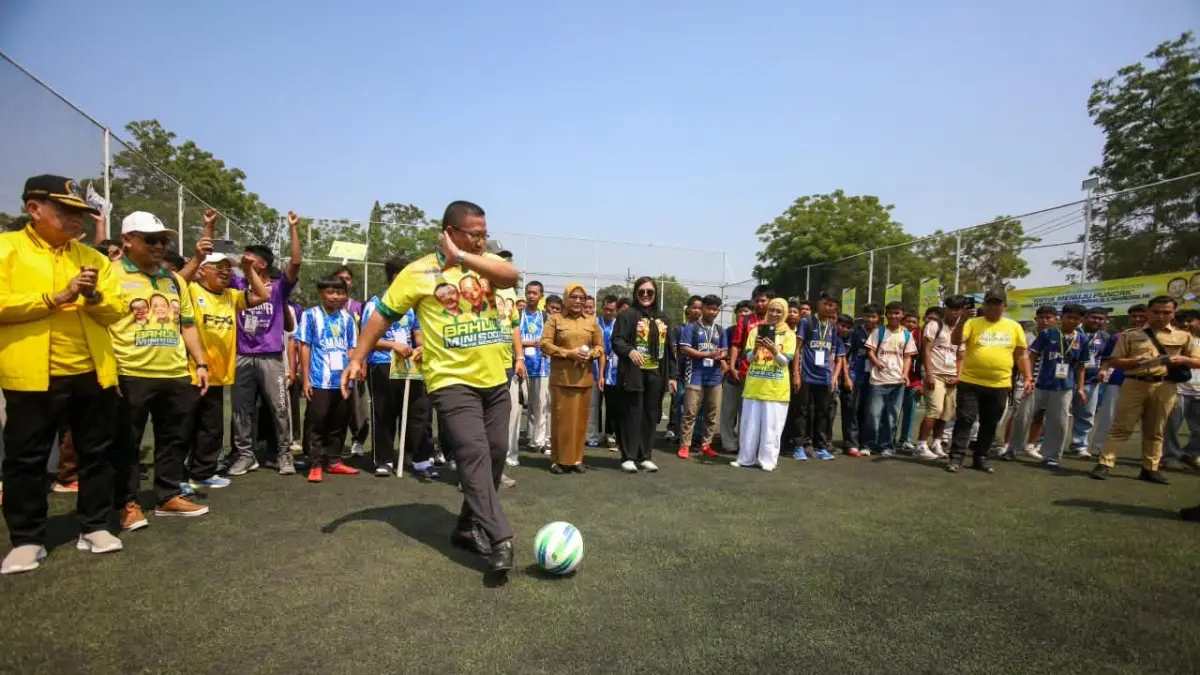 TENDANGAN PERTAMA: Ketua DPD Partai Golkar Jawa Timur Ali Mufthi melakukan tendangan pertama, menandai dimulainya Turnamen Bahlil Mini Soccer Asyik Menuju Puncak Zona 9 Kota/Kabupaten Probolinggo-Pasuruan, Senin (28/9) pagi di lapangan Probolinggo Mini Soccer Kota Probolinggo. (Mukhamad Zubaidilah/Radar Bromo)