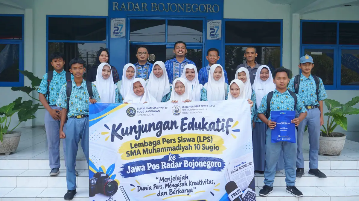 BELAJAR JURNALISTIK: LPS SMA Muhammadiyah 10 Sugio Lamongan belajar membuat karya jurnalistik di Kantor Jawa Pos Radar Bojonegoro. (ANDIKA FERIAWAN/RADAR BOJONEGORO)