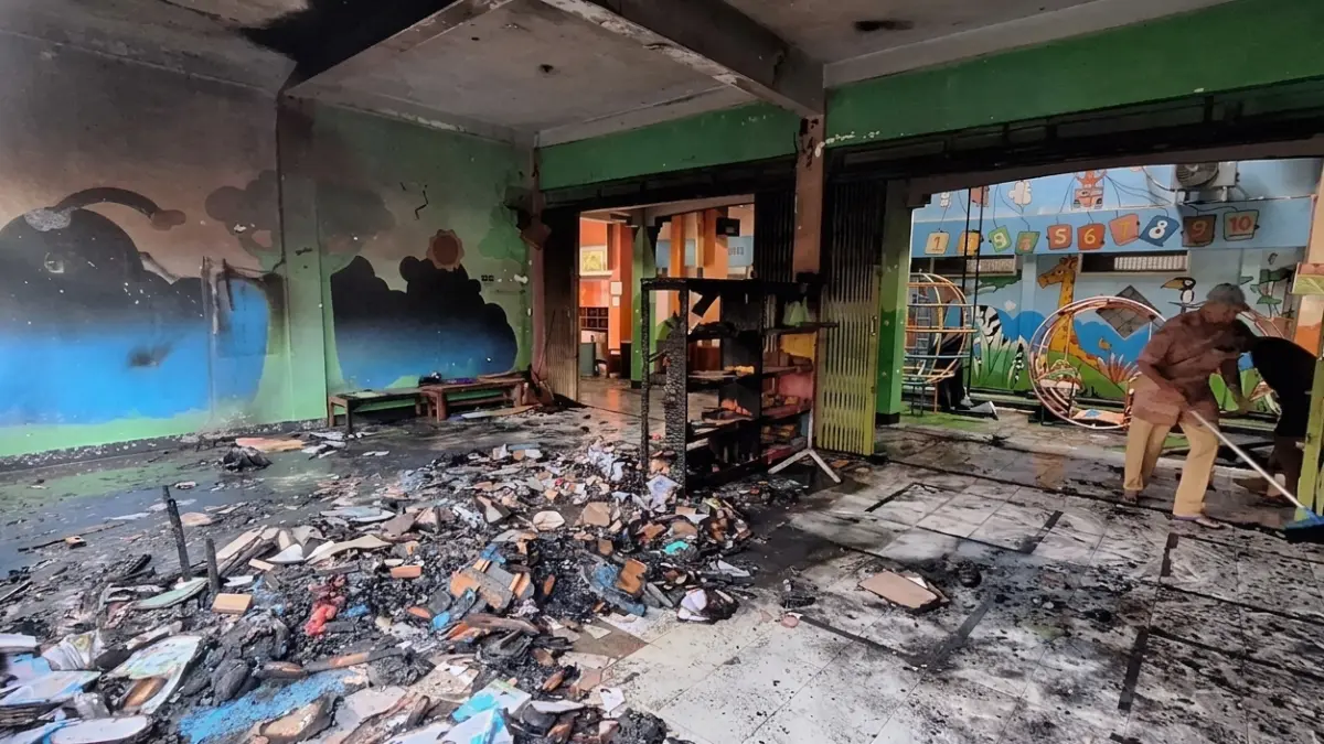 PORAK-PORANDA: Kondisi ruang kelas TK Islam Baitunnur Blora usai mengalami kebakaran. (ACHMAD SYAEROYZI/RDR.BJN)