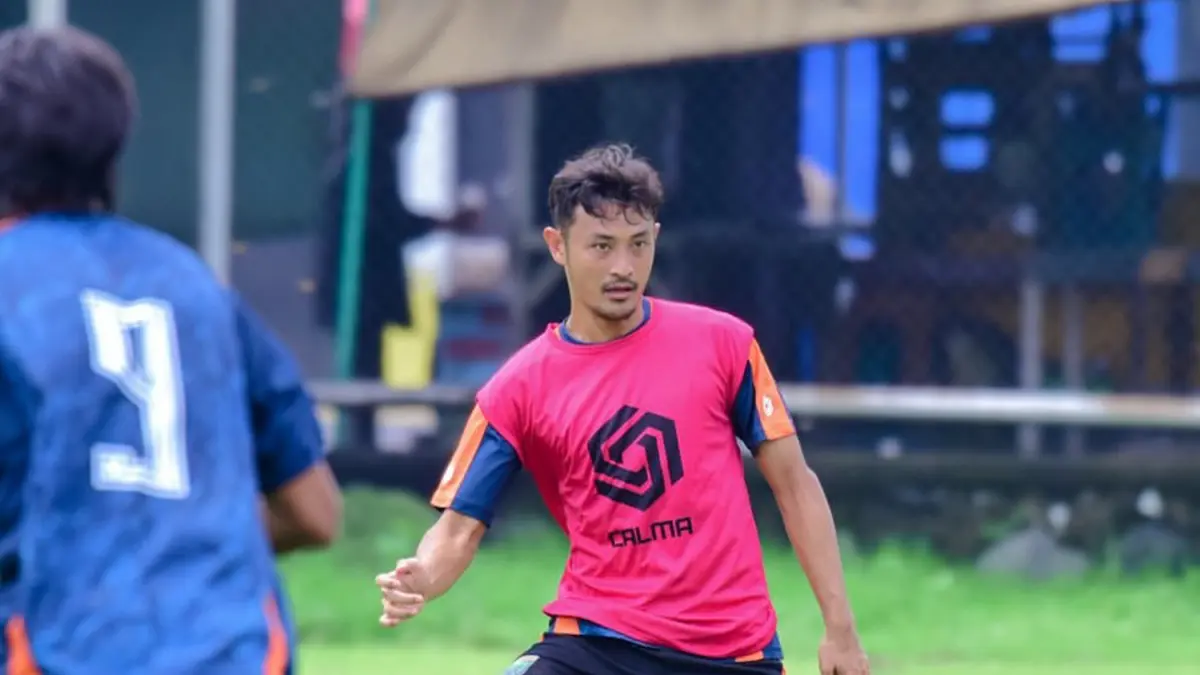 SENIOR: Rio Valentino, bek senior putra daerah menjadi pemain pertama yang diperkenalkan oleh manajemen Persibo Bojonegoro kemarin (29/9). (ISTIMEWA/RADAR BOJONEGORO)