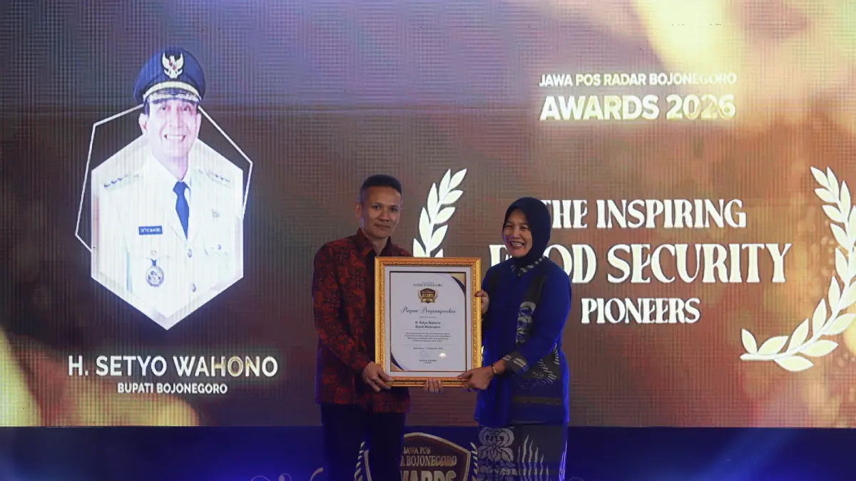APRESIASI: Bupati Bojonegoro Setyo Wahono menerima penghargaan berupa trofi dan piagam The Inspiring Food Security Pioneers Radar Bojonegoro Awards 2026 yang diwakili oleh Wakil Bupati Nurul Azizah.