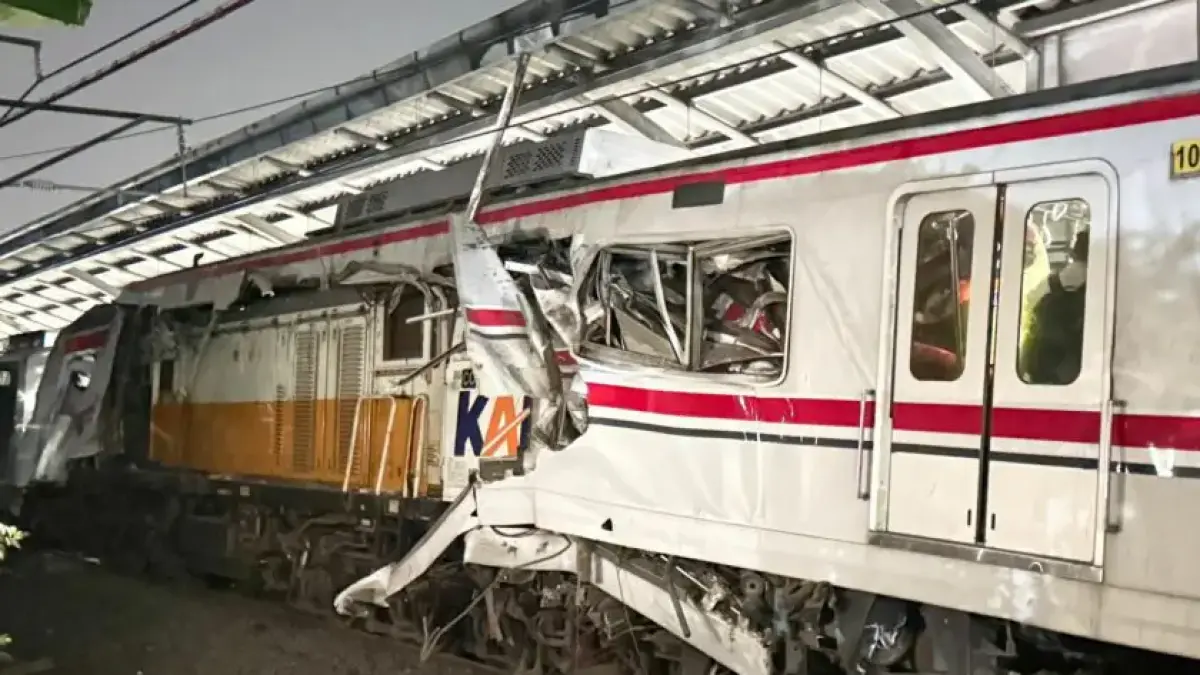 Kecelakaan yang melibatkan commuter line dan kereta api jarak jauh terjadi di kawasan Stasiun Bekasi Timur pada Senin (27/4/2026). (ISTIMEWA)