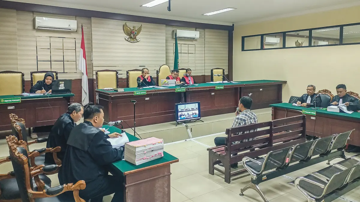 SIDANG KORUPSI: Terdakwa Sutrisno menjalani persidangan di PN Tipikor Surabaya, diduga merugikan negara sekitar Rp 1,4 miliar. (ISTIMEWA/RADAR BOJONEGORO)
