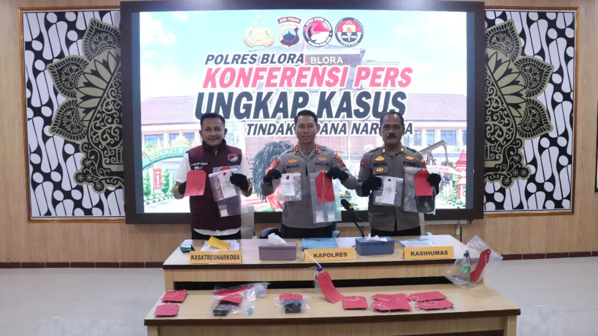 MERESAHKAN: Satresnarkoba Polres Blora mengamankan delapan tersangka peredaran narkotika. (ACHMAD SYAEROYZI/RDR.BJN)