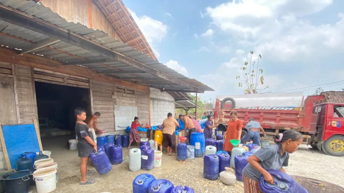 Bantuan air bersih di desa Mulyorejo, Tambakrejo (FARHAN REZA ARDIANSYAH/RADAR BOJONEGORO)