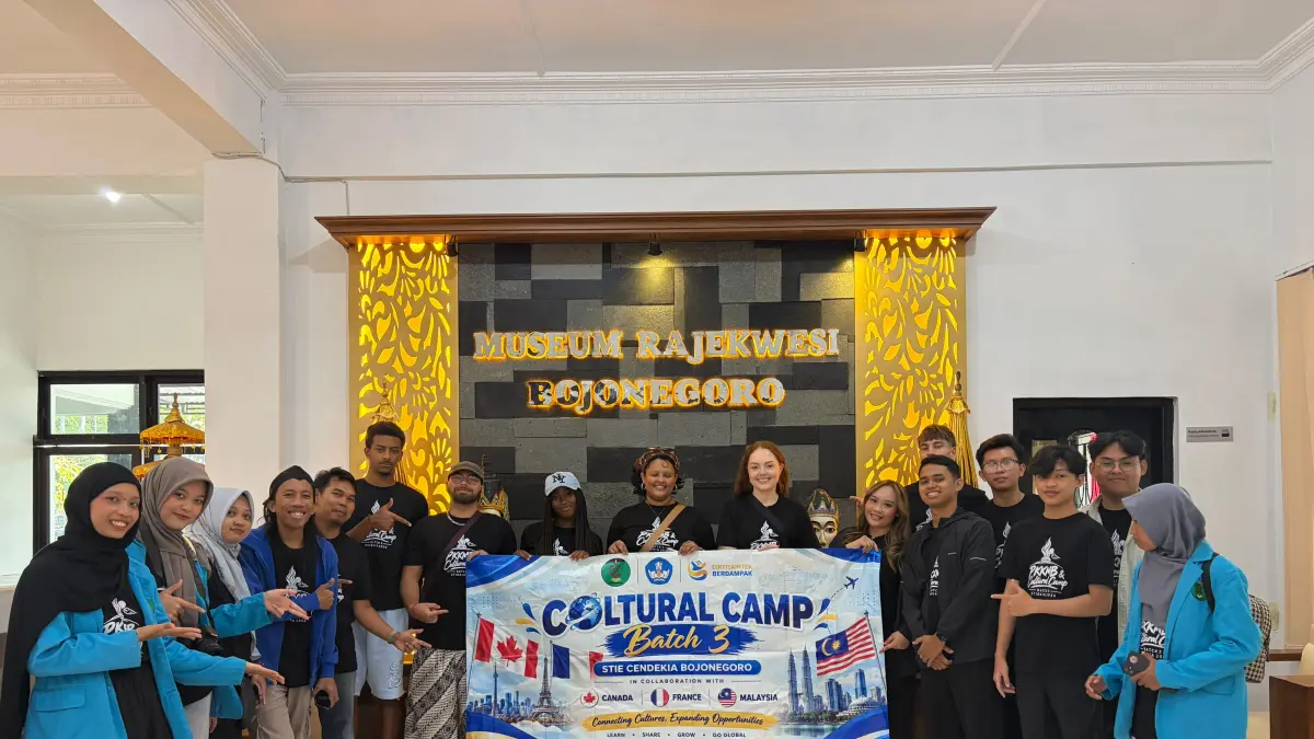 Kampus: STIEKIA Ajak 10 Mahasiswa Internasional Eksplore Wisata dan Budaya