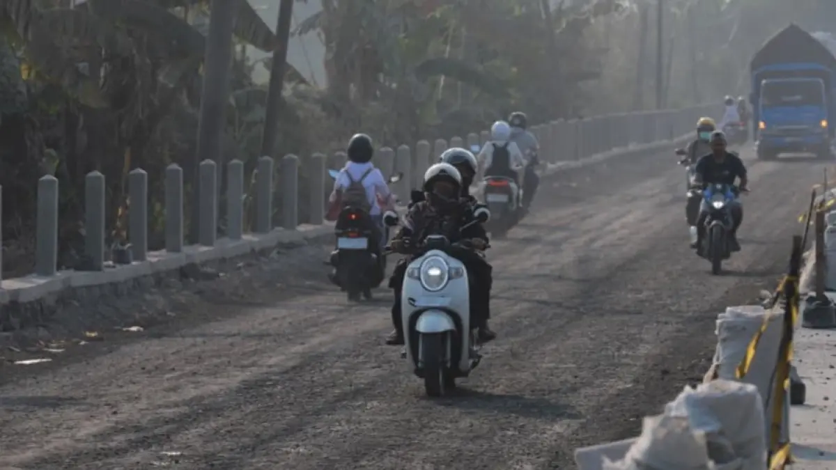 BERDEBU: Pembangunan jalan dikeluhkan pengendara karena berdebu. (FARHAN REZA ARDIYANSYAH/RADAR BOJONEGORO)