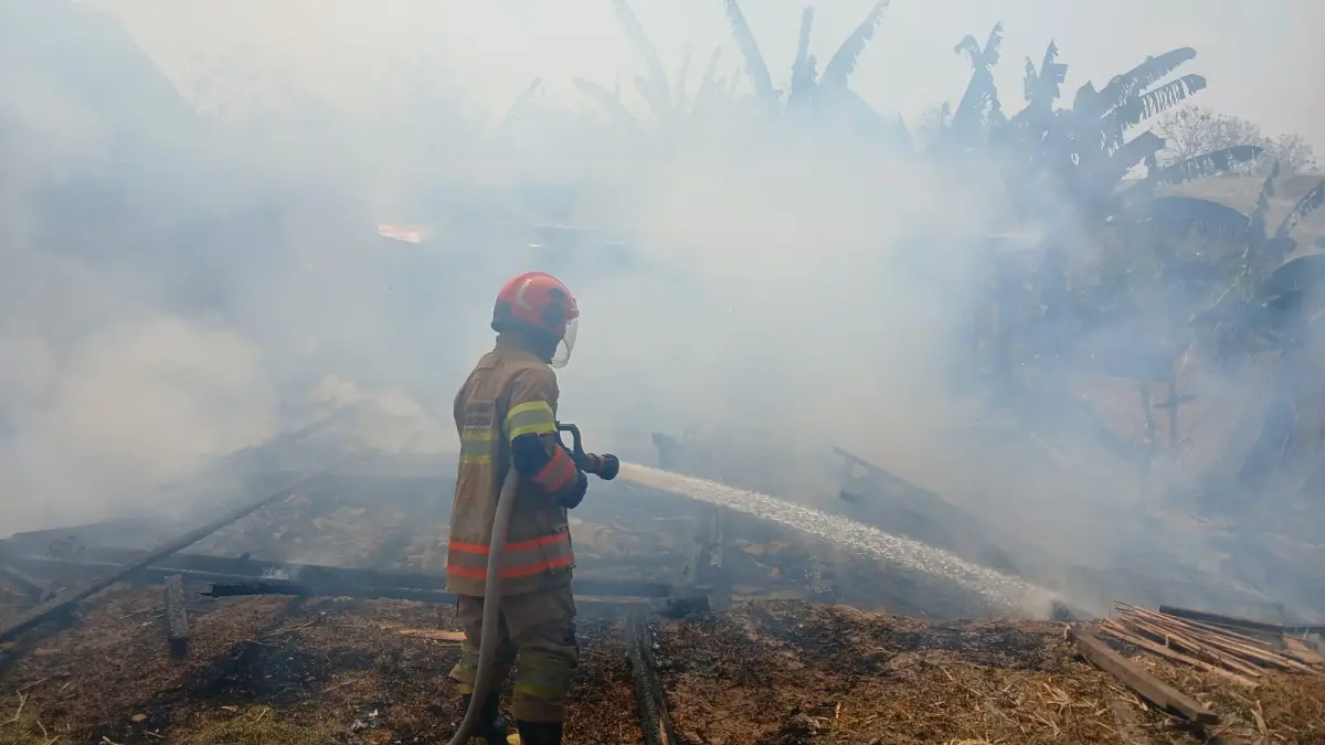 PEMADAMAN: Petugas damkarmat memadamkan api, sejak Januari hingga September 2026, tercatat 575 kebakaran. (YANA DWI KURNIYA WATI/RADAR BOJONEGORO)