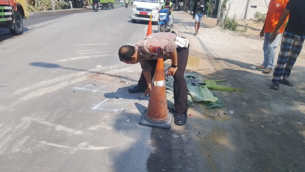 OLAH TKP: Polisi melakukan olah TKP kecelakaan di di Jalan Bojonegoro-Padangan. (YANA DWI KURNIYA WATI/RADAR BOJONEGORO)