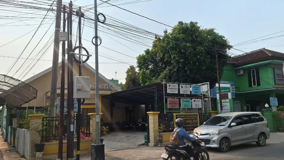SEMRAWUT: Kabel jaringan internet sejumlah provider menjamur di sejumlah titik. (ACHMAD SYAEROYZI/RDR.BJN)