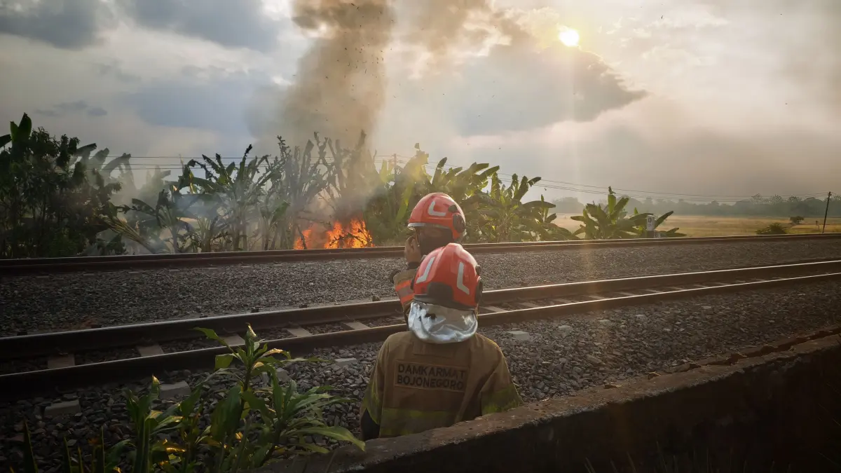 TERBAKAR: Kebakaran lahan di jalur pipa Gas EMCL, Kapas