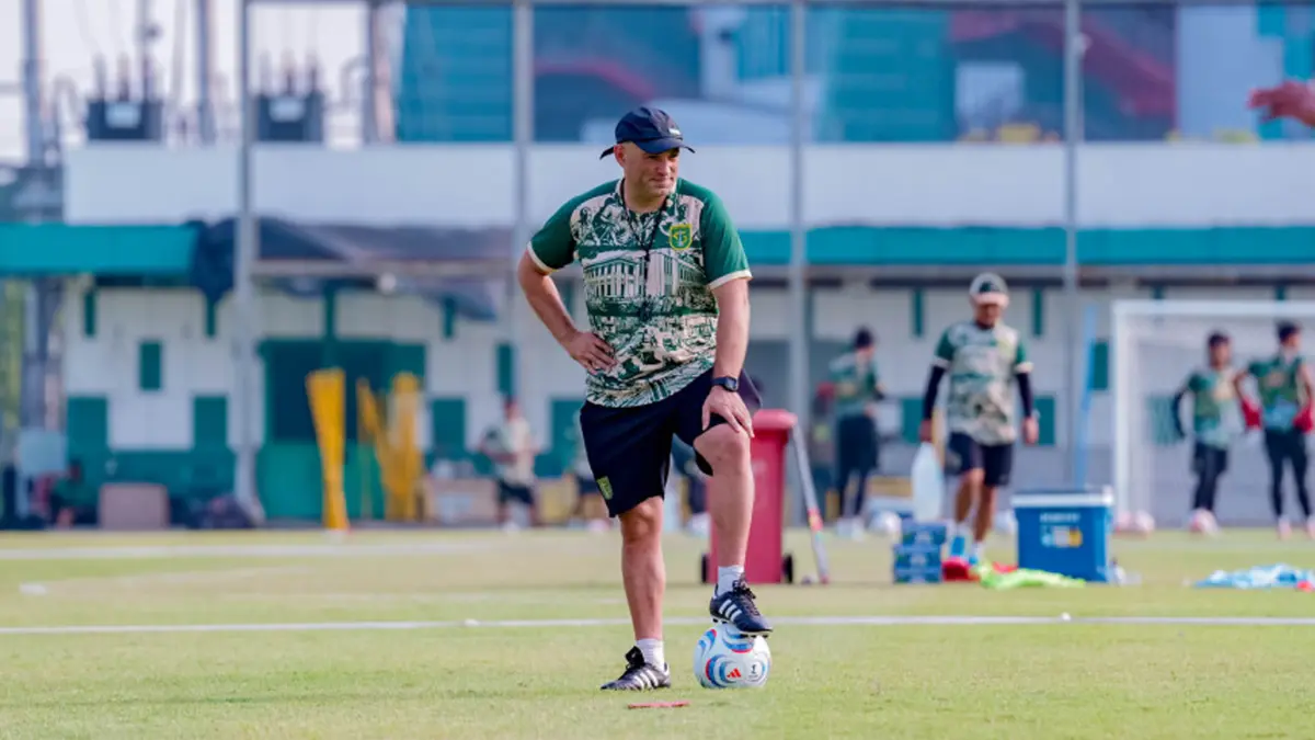Bernardo Tavares ketika memimpin latihan Bajul Ijo. (PERSEBAYA)