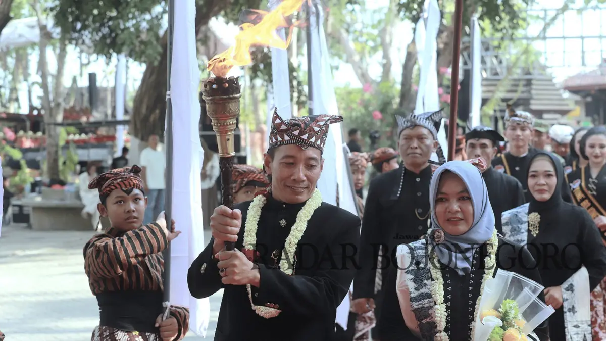 TAK MELINTAS DANDER: Pengambilan api abadai di Kayangan Api Sabtu (17/10), untuk disemayamkan di Pendapa Malowopati. Khusus tahun ini, rutenya berubah. Kecamatan Ngasem, Kalitidu, dan Trucuk. Berubah&nbsp; dari sebelumnya melintasi Kecamatan Dander, menuju pendapa. (FARHAN REZA ARDIANSYAH/RADAR BOJONEGORO)