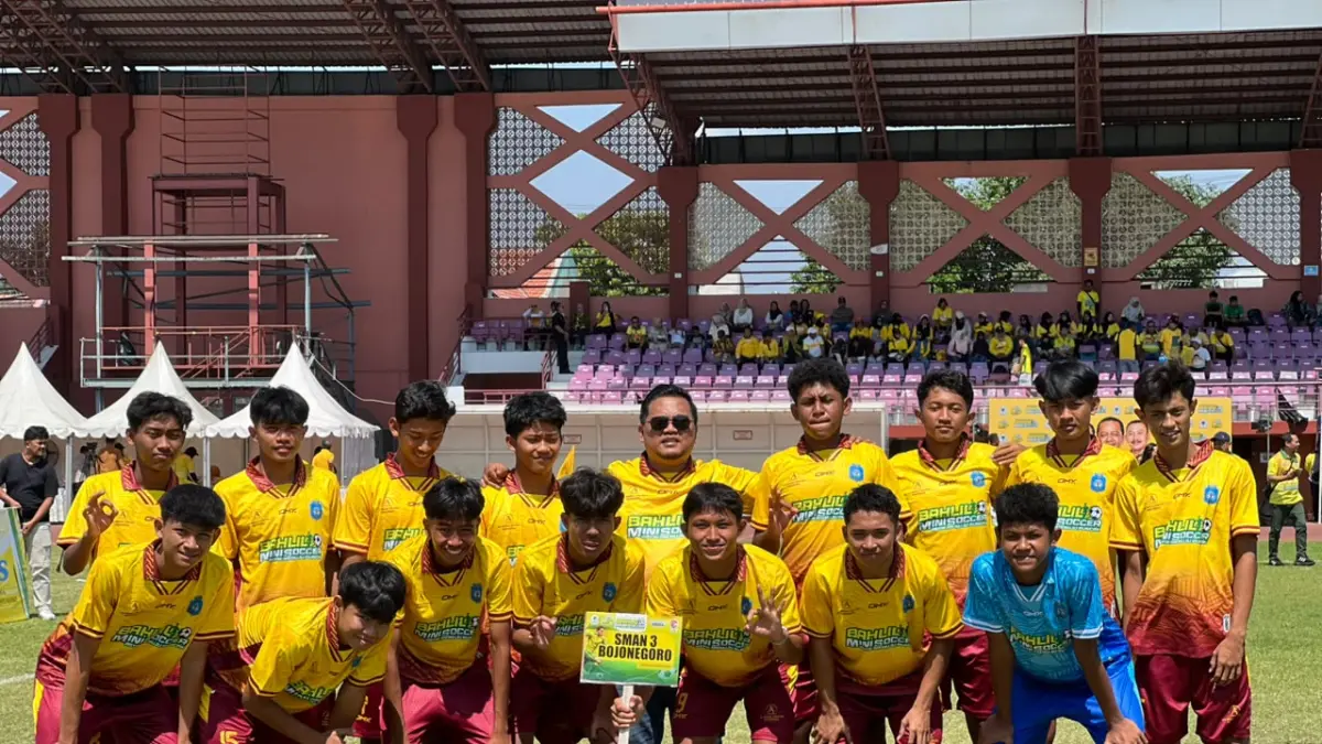 SEMI FINAL: Tim SMA N 3 Bojonegoro foto bersama Ketua DPD Partai Golkar Bojonegoro Ahmad Supriyanto(ISTIMEWA/RADAR BOJONEGORO)