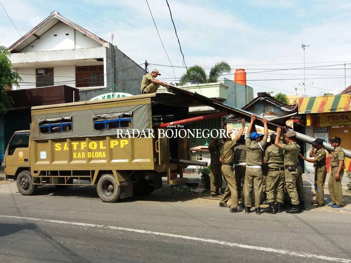 bongkar-dua-papan-reklame