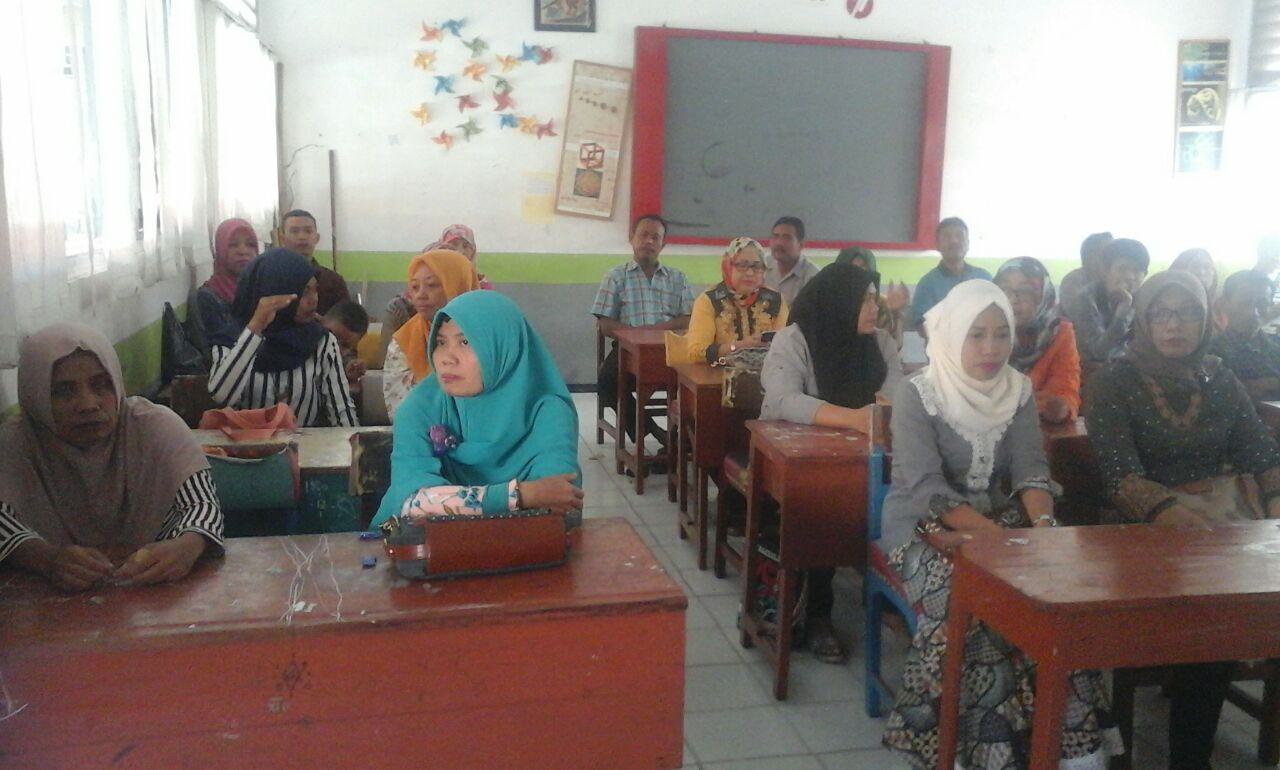 malu-malu-kebiasaan-saat-perkenalan-hari-pertama-ke-sekolah