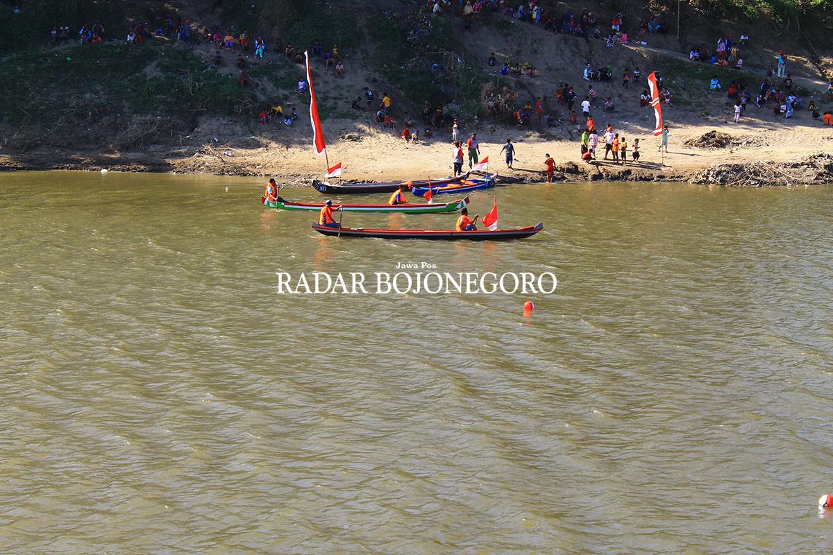 asyiknya-balap-perahu-di-bengawan-solo