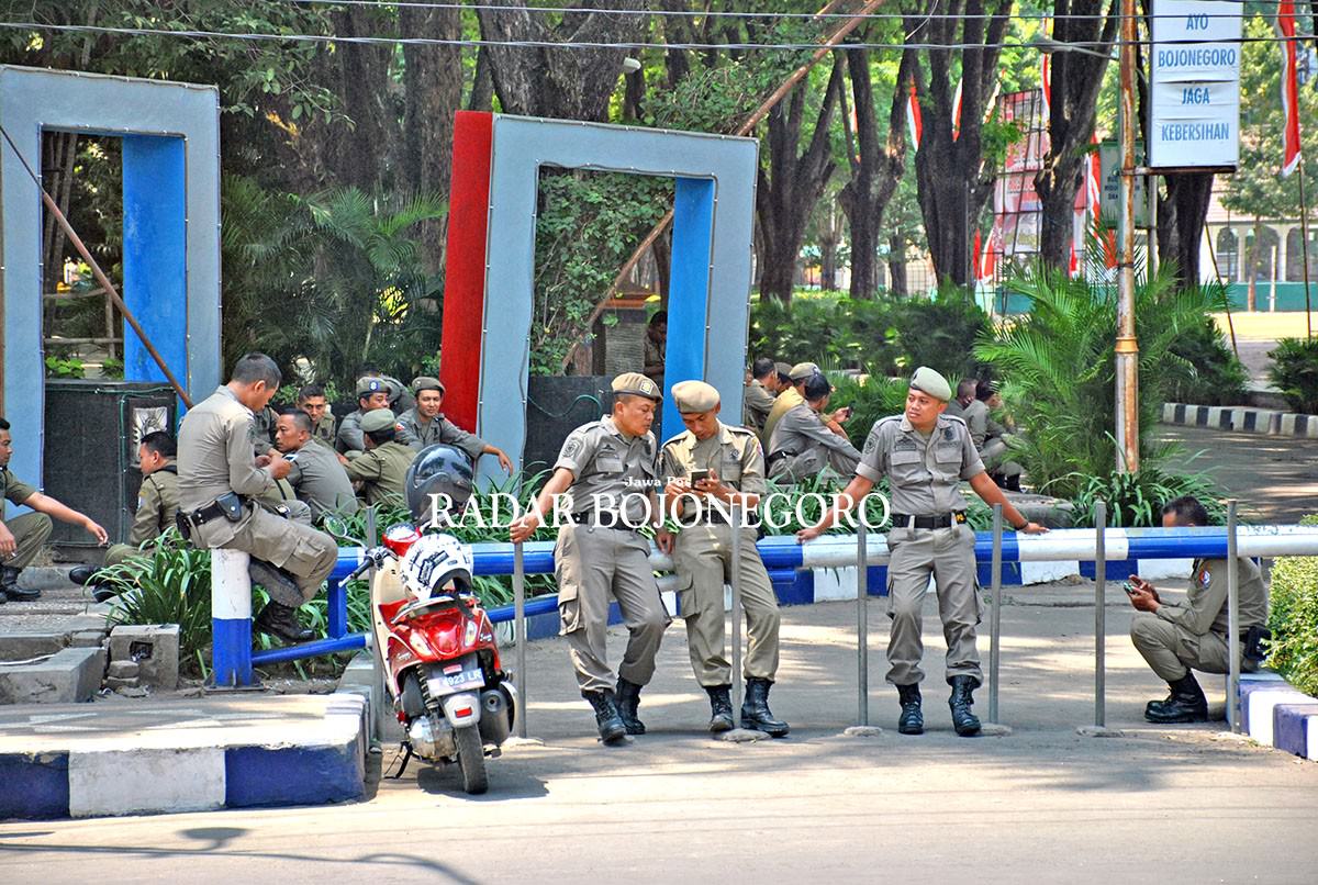 ditongkrongi-satpol-pp-alun-alun-bersih