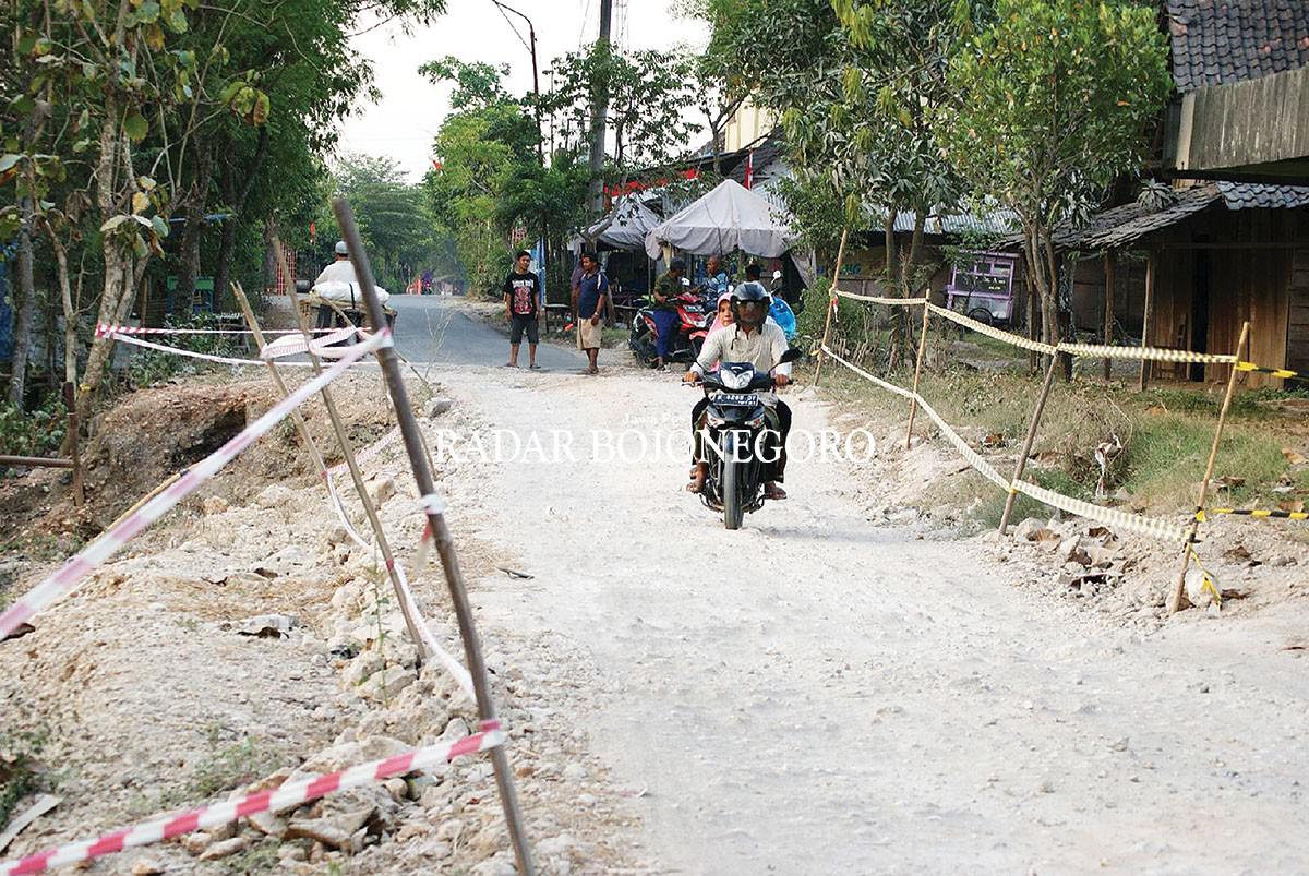 setahun-rusak-jalan-belum-diperbaiki