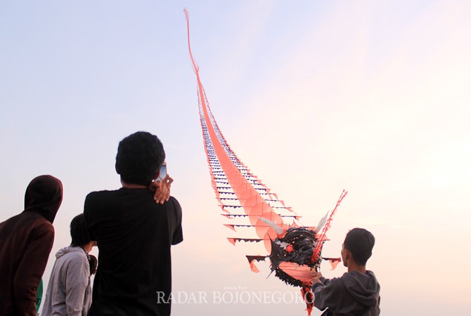 layangan-sepanjang-15-meter-jadi-tontonan-warga