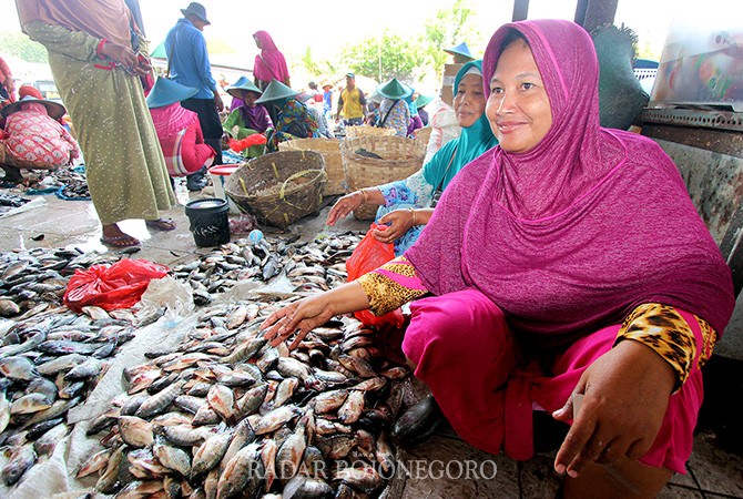 pasar-ikan-kiriman-hanya-10-ton-per-hari