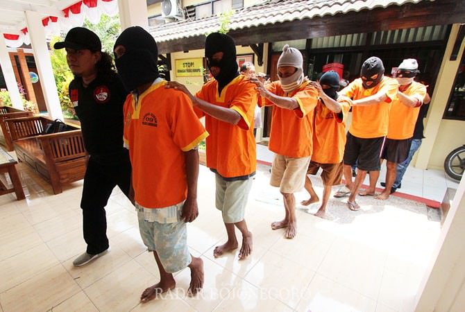 rasain-enam-orang-ditangkap-karena-judi-dan-sabung-ayam