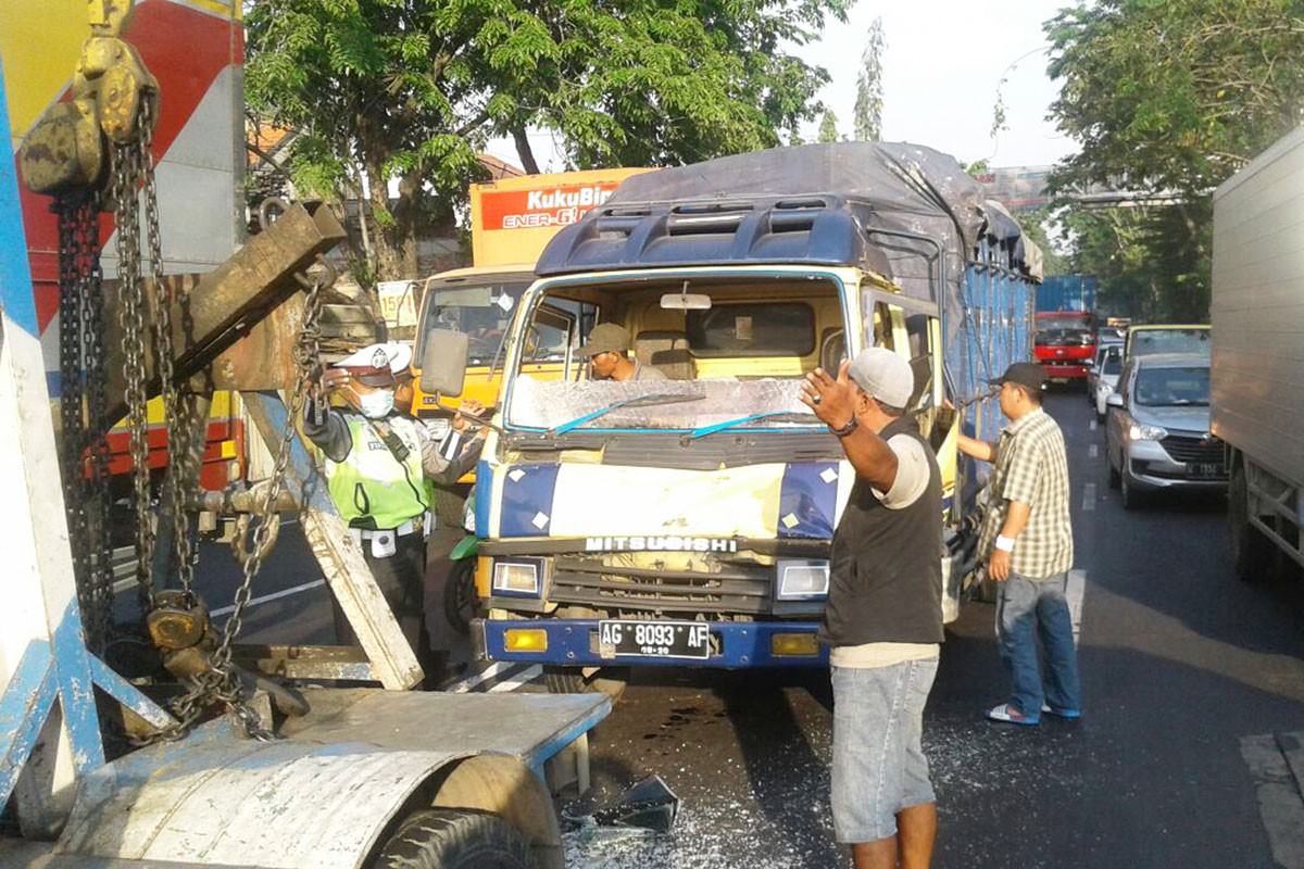 rem-blong-truk-tabrak-truk