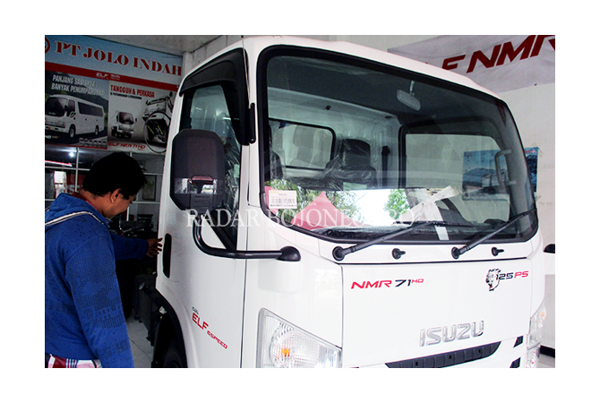 menurun-penjualan-dump-truk-sedang-lesu